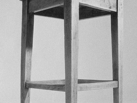 Ein Schwarz-Weiß-Foto eines kleinen Holztisches.