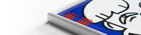 Eine blau-weiße Box mit dem Bild eines chinesischen Schriftzeichens als Rahmen oder Glas-Bildträger.