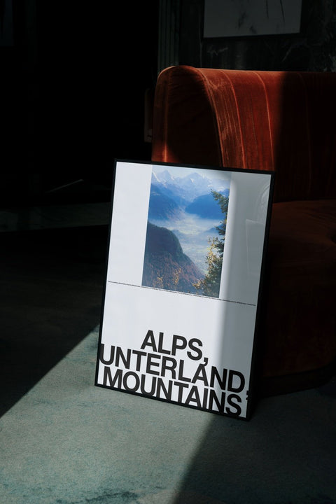 Poster „Alpen, Unterland und Berge“, verkauftes Plakat über lokale Künstler oder Qualitätsdruckereien.
