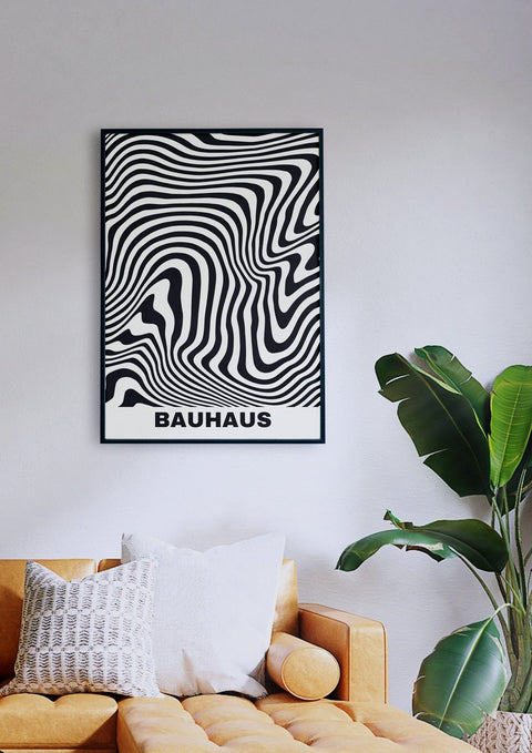Über einer Couch im Wohnzimmer hängt ein schwarz-weißer Bauhaus-inspirierter 03-Zebradruck.