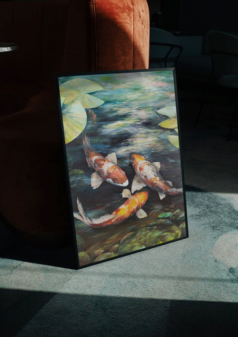 Ein Gemälde von Fischen mit Seerosenblättern in einem Wohnzimmer.