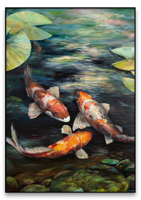 Drei Fische schwimmen in einem Teich mit Seerosenblättern.
