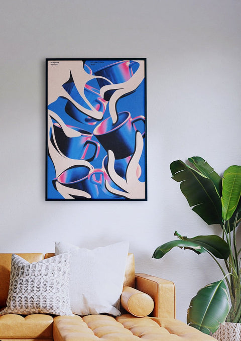 Über einer Couch im Wohnzimmer hängt ein abstraktes Gemälde, Interactions.