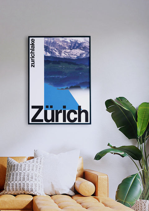Ein Wohnzimmer mit eingerahmtem Zürichsee der Schweizer Landschaft.