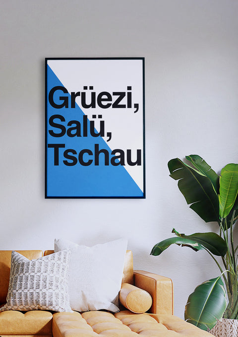 Ein Wohnzimmer mit einer Couch und einem Grüezi, Salü, Tschau-Poster.
