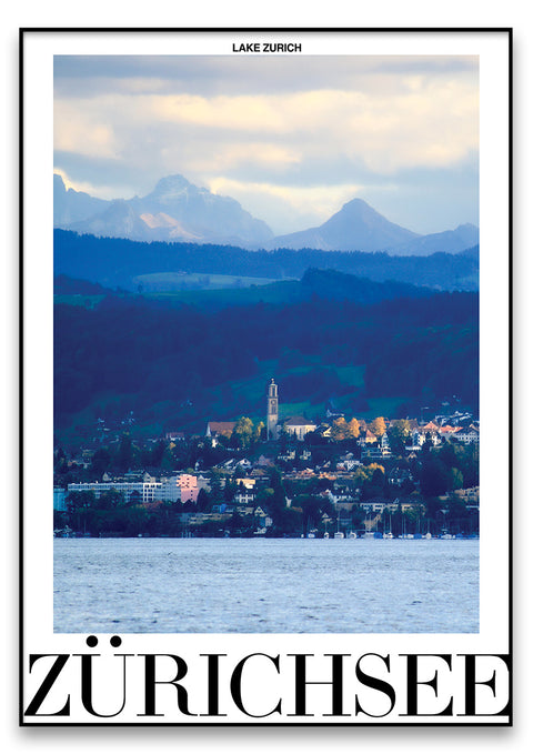 Eine Fotografie des Zürichsees mit Bergen im Hintergrund.