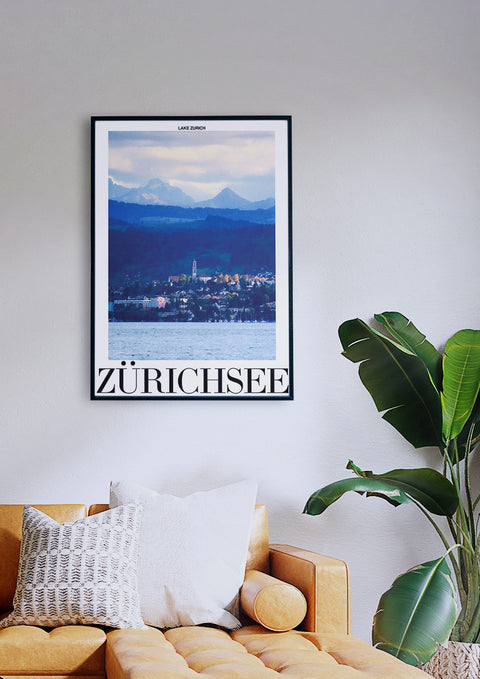 Ein Wohnzimmer mit Couch und eingerahmtem Zürichsee.
