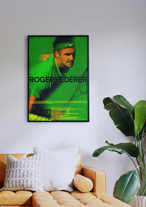 Ein gerahmtes Poster von Roger, der auf einem Tennisplatz spielt, hängt in einem Wohnzimmer.