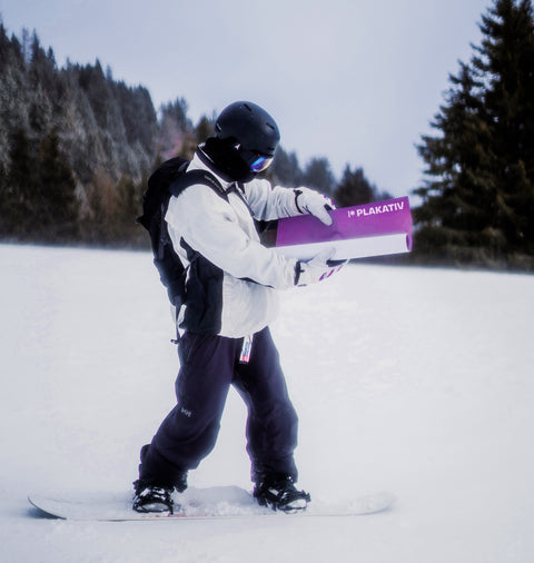 Plakativ Poster bestellen Schweiz Skier with Poster Pink