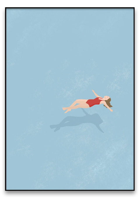Eine Frau in einem roten Sommer schwebt im Wasser.