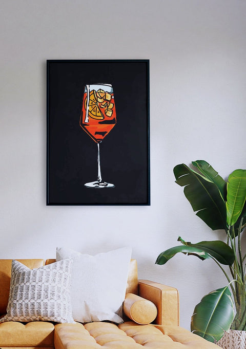 Ein Gemälde mit einem Glas Wein und Spritz in einem Wohnzimmer.