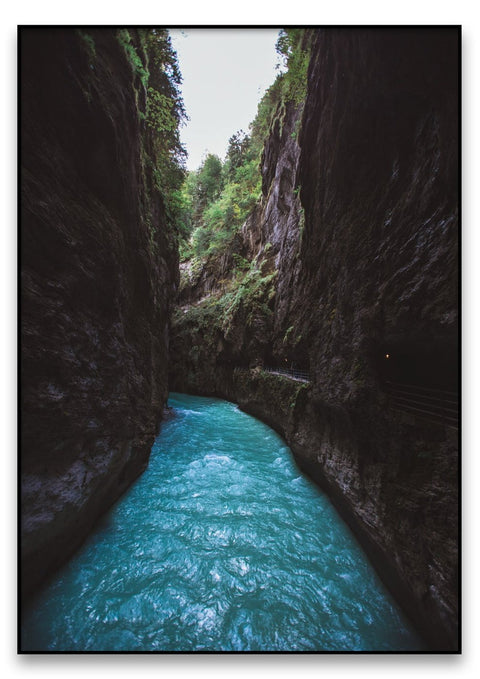 Ein Foto eines blauen Swiss Canyon in einer Schlucht.