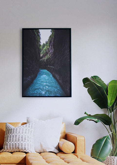 Ein Wohnzimmer mit einem Swiss Canyon und einem Bild eines Flusses.