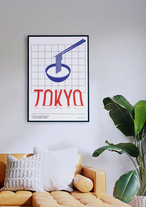 Über einer Couch im Wohnzimmer hängt ein Tokio-Poster.