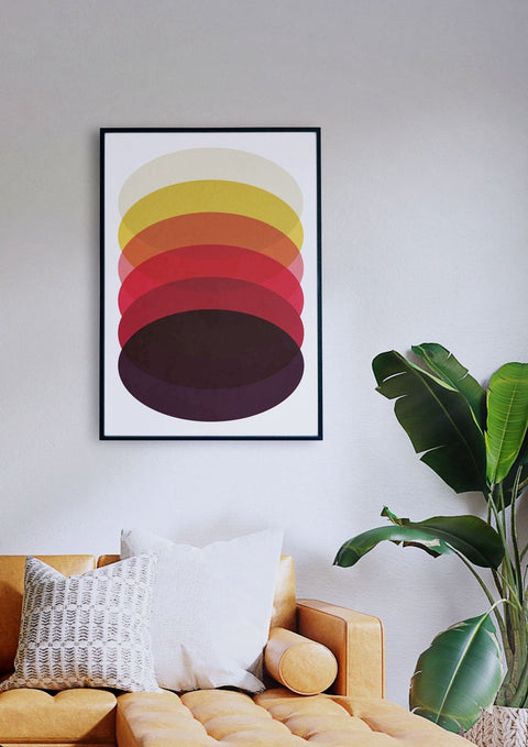 Ein Wohnzimmer mit einer Couch und einem gerahmten Kunstdruck mit einem aufwendigen Motiv „Colors of Wine 03“.