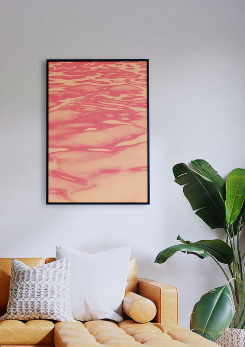 Ein Wohnzimmer mit einer Couch und einem rosa Gemälde an der Wand, dessen Design Red Sea 03 aufweist.