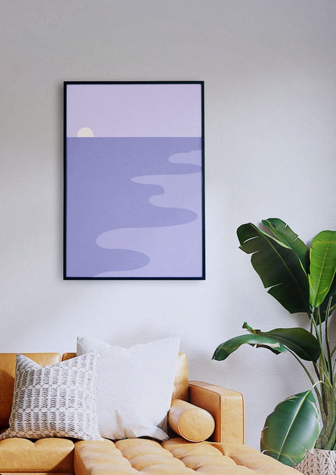 Ein Wohnzimmer mit einer Couch und einem Gemälde eines monochromen Sonnenaufgangs an der Wand.