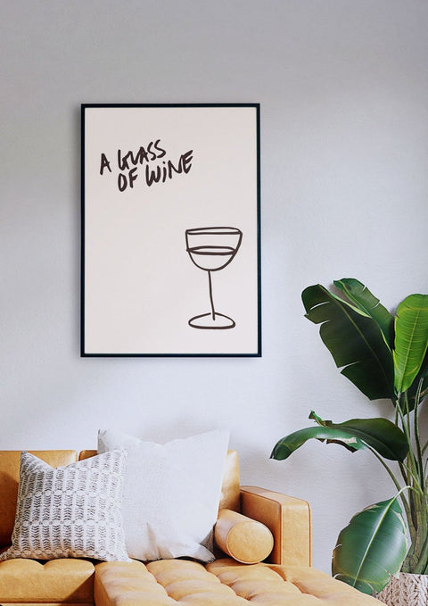 Eine Zeichnung einer Flasche Wein, die über einem Sofa in einem Wohnzimmer hängt.