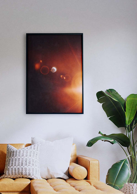 Ein Astrolabium in einem Wohnzimmer mit einem Gemälde an der Wand, wunderschön eingefangen durch die Linse einer Kamera mit subtilem Lens Flare-Effekt.