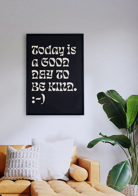 „Today is a good day to Be Kind“ gerahmter Druck mit kontrastierender Typografie.