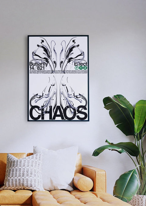 Ein Wohnzimmer mit einer Couch und einem Poster mit der Aufschrift „CHAOS 2“ von Alessio Borando.