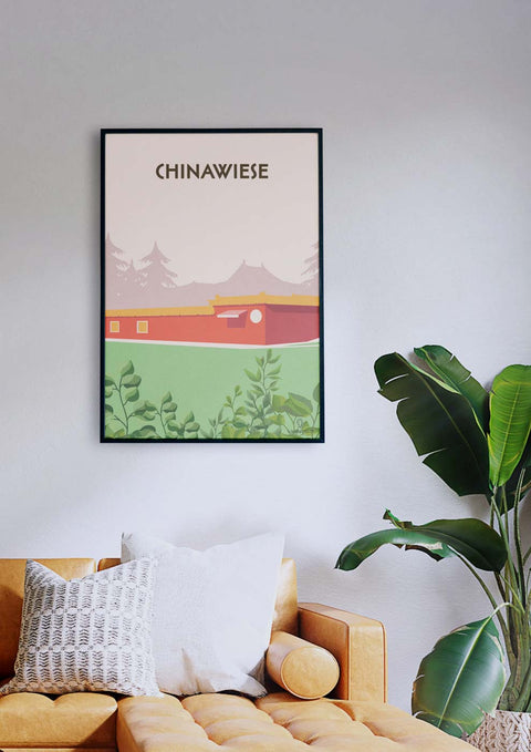 Ein Wohnzimmer mit einer Couch und einem Poster mit der Aufschrift „Chinawiese“ im Landschaftsdesign.