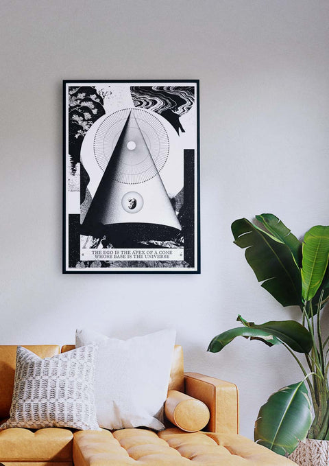Ein Wohnzimmer mit einem Poster von Christian Morgenstern mit geometrischen Formen, das über einer Couch hängt.