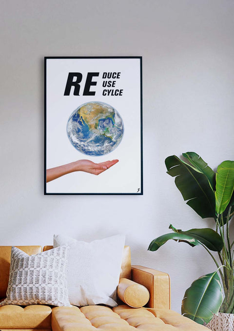 Ein Wohnzimmer mit einem Poster mit der Aufschrift „Rekindle the Style: Climate Change is real honey.“