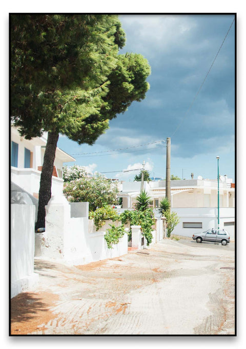 Eine „Die Straße am Meer“ mit mediterraner Architektur, Bäumen und Häusern.