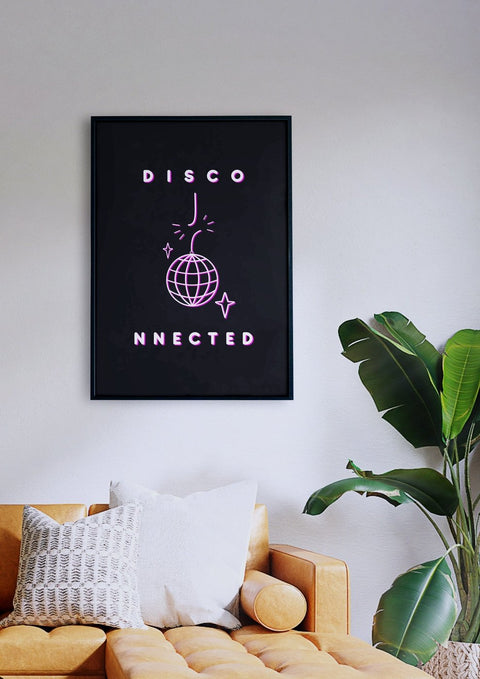Ein Wohnzimmer mit einer Couch und einem Poster mit der Aufschrift „Disco nnected“ und einer neonleuchtenden Diskokugel im Hintergrund.