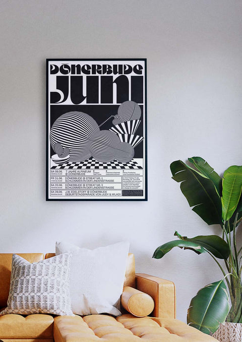 Ein Wohnzimmer mit einer Couch und einem Dönerbude Pop-Up Luzern-Poster mit typografischen Elementen an der Wand.