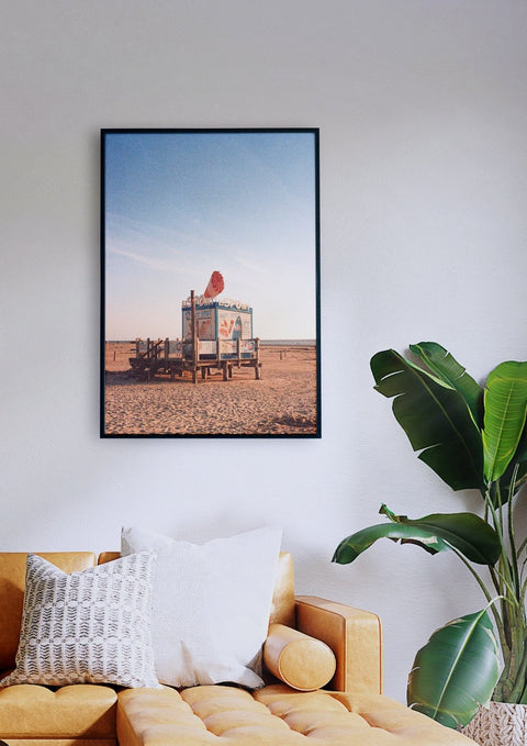 Ein Wohnzimmer mit einer Couch und einem Eispoint-Bild eines Lastwagens an der Wand.
