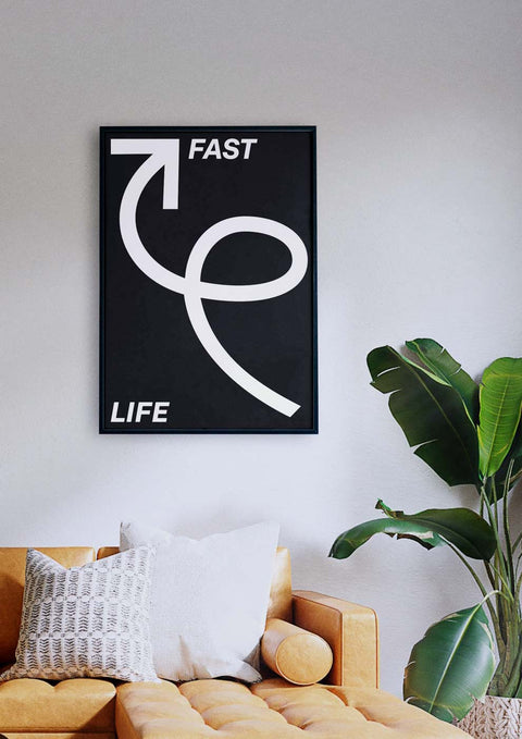Ein Wohnzimmer mit einer Couch und einem Poster mit dem Produktnamen „Fast Life“ in minimalistischem Design.
