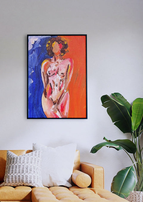 Eine farbenfrohe Malerei der Femme (nur 30x40 cm) hängt über einer Couch in einem Wohnzimmer.