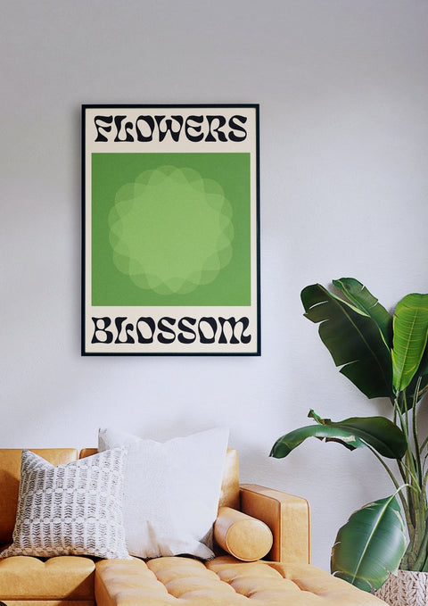 Ein Wohnzimmer mit einer Couch und einem Poster „Flowers Blossom Green“.