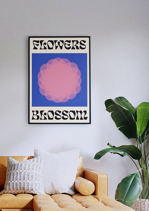 Ein Wohnzimmer mit einer Couch und einem Poster mit den Blau-Worten „butter's Flowers Blossom Ultra“.