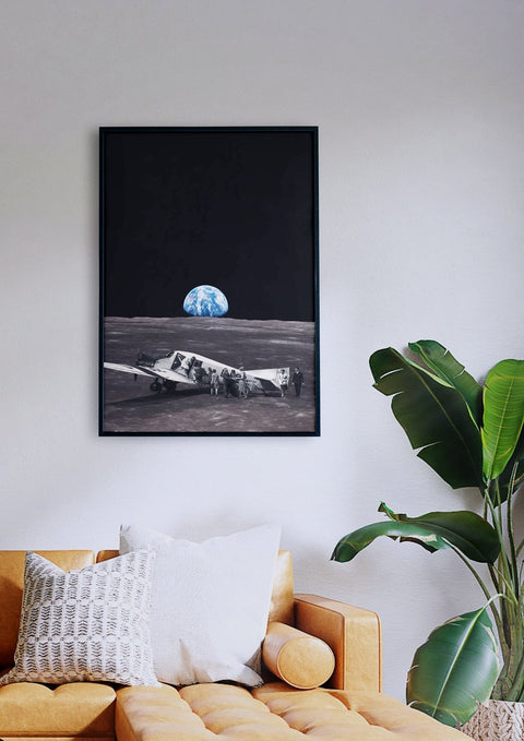 Ein gerahmtes Foto von „Fly me to the Moon“ in einem Wohnzimmer.
