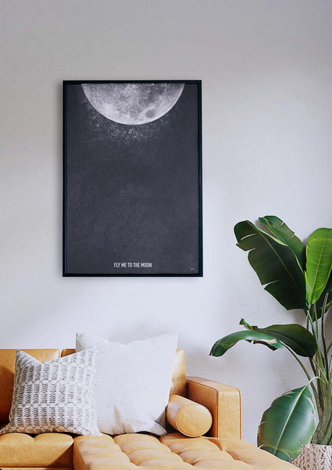 Ein Schwarz-Weiß-Druck von Fly me to the Moon, eingefangen in wunderschöner Schwarz-Weiß-Fotografie, hängt über einer Couch in einem Wohnzimmer.