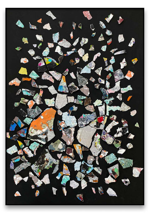 Ein abstraktes Kunstwerk aus Fragmenten von bunten Papierstücken auf einem schwarzen Hintergrund.