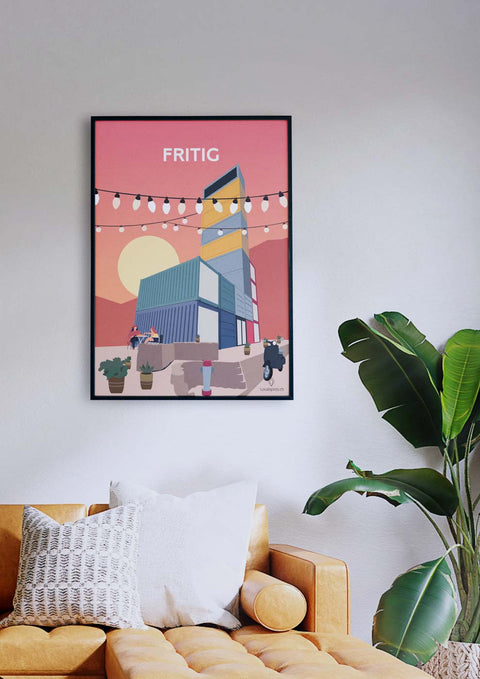 Ein Wohnzimmer mit einem gerahmten Fritig-Poster eines urbanen Szenarios und einer Fritig-Couch.