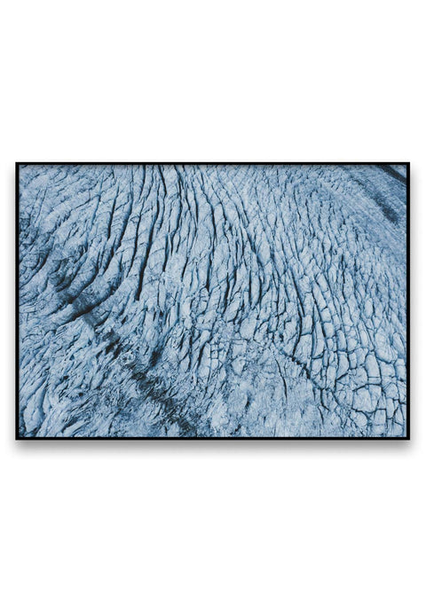 Ein Schwarz-Weiß-Bild eines Gletschers mit Blautönen.