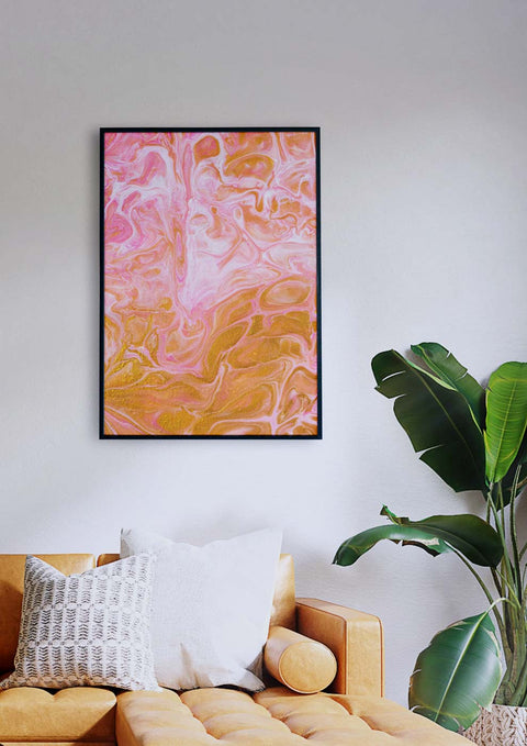 Ein Wohnzimmer mit einem rosa-orangefarbenen Gemälde mit „Hands On You“, das über einer Couch hängt.