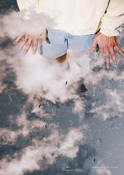 Eine Person steht mit erhobenen Händen im Wasser und erzeugt mit „Higher Than the Clouds“ eine fesselnde Illusion.