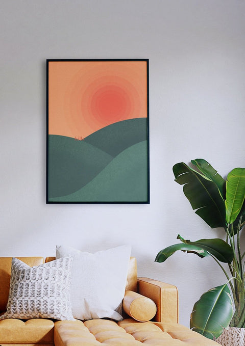 Über einer Couch im Wohnzimmer hängt ein orange-grünes Gemälde von Hills.
