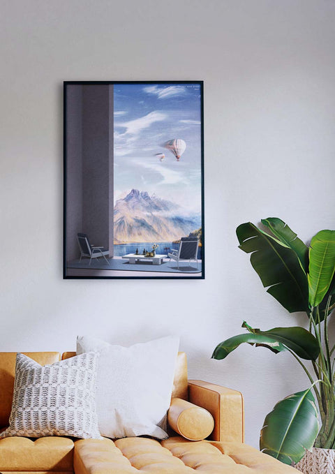 Ein Wohnzimmer mit einem Sofa und einer Wandmalerei von „Hot Wind Blows“.