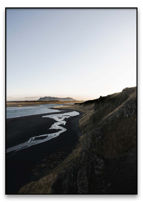 Ein schwarzer Hvitserkur auf der Insel, fotografiert in seiner natürlichen Schönheit.