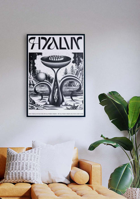 Ein Wohnzimmer mit einer Couch und einem gerahmten Poster eines monochromen Hyalin Records.