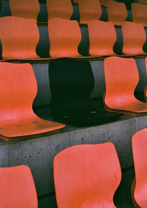 Eine Reihe von orangefarbenen ImStation-Sitzen.