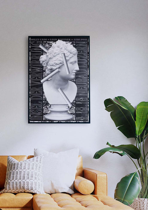 Ein Schwarz-Weiß-Foto von Insel der Verwirr, das über einer Couch in einem monochromen Wohnzimmer hängt.