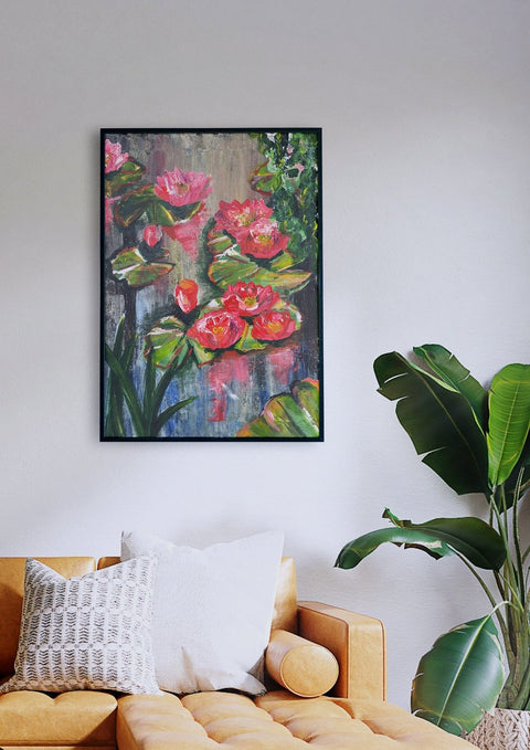 Ein Wohnzimmer mit einem Sofa und einem Gemälde von La vie en rose.
